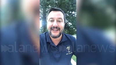 Scene from Salvini a forze ordine: "Non è un addio, ma arrivederci"