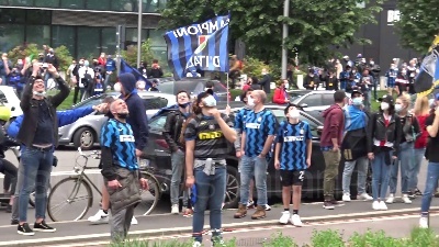 Scene from Scudetto Inter, la festa dei tifosi in città: centinaia sotto la sede del club nerazzurro