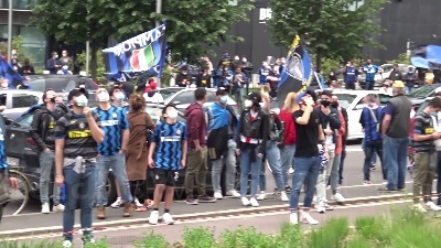Scene from Scudetto Inter, la festa dei tifosi in città: centinaia sotto la sede del club nerazzurro