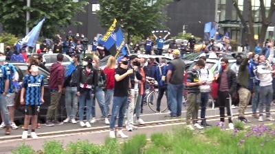 Scene from Scudetto Inter, la festa dei tifosi in città: centinaia sotto la sede del club nerazzurro
