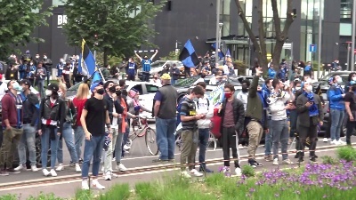 Scene from Scudetto Inter, la festa dei tifosi in città: centinaia sotto la sede del club nerazzurro