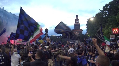 Scene from Scudetto Inter, la festa dei tifosi in città: centinaia sotto la sede del club nerazzurro
