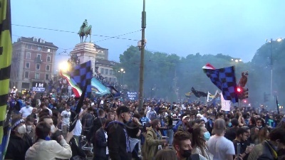 Scene from Scudetto Inter, la festa dei tifosi in città: centinaia sotto la sede del club nerazzurro
