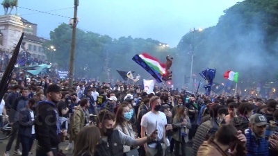 Scene from Scudetto Inter, la festa dei tifosi in città: centinaia sotto la sede del club nerazzurro