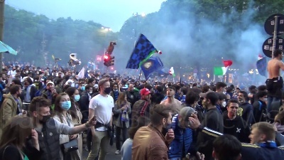 Scene from Scudetto Inter, la festa dei tifosi in città: centinaia sotto la sede del club nerazzurro