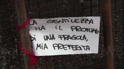 Scene from Milano, il 'muro della gentilezza' per chi ha bisogno