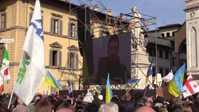 Scene from Ucraina, Zelensky alla manifestazione di Firenze: "Stare insieme all'Ue è importante per noi"