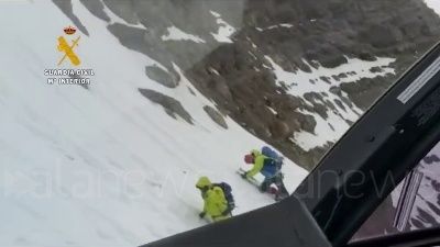 Scene from Spagna, alpinisti bloccati a duemila metri d'altezza: salvati dalla Guardia Civil