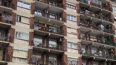 Scene from Coronavirus, Milano applaude medici e infermieri