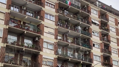Scene from Coronavirus, Milano applaude medici e infermieri