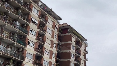 Scene from Coronavirus, Milano applaude medici e infermieri