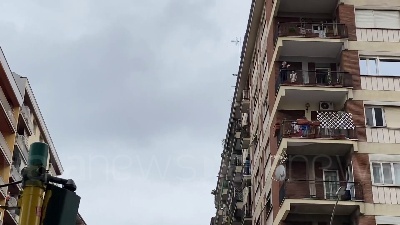 Scene from Coronavirus, Milano applaude medici e infermieri