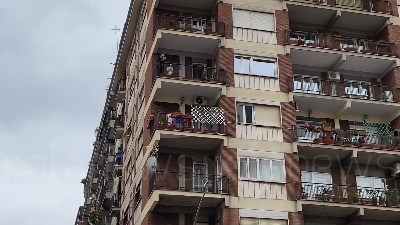 Scene from Coronavirus, Milano applaude medici e infermieri