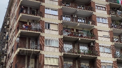 Scene from Coronavirus, Milano applaude medici e infermieri