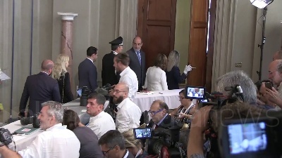 Scene from Fico al Colle per mezz'ora. Entra Autonomie: iniziano le consultazioni dei gruppi