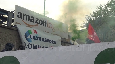 Scene from Amazon, sciopero a Milano: "Basta precariato, lavoratori non sono usa e getta"