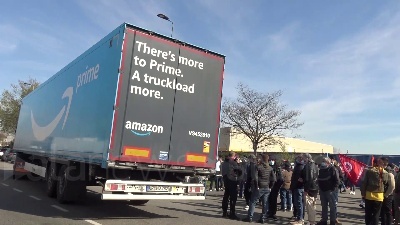 Scene from Amazon, sciopero a Milano: "Basta precariato, lavoratori non sono usa e getta"
