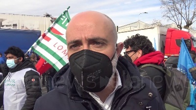 Scene from Amazon, sciopero a Milano: "Basta precariato, lavoratori non sono usa e getta"