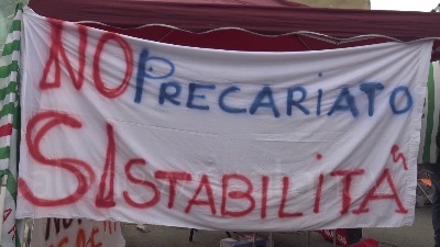 Scene from Amazon, sciopero a Milano: "Basta precariato, lavoratori non sono usa e getta"