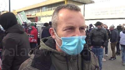 Scene from Amazon, sciopero a Milano: "Basta precariato, lavoratori non sono usa e getta"