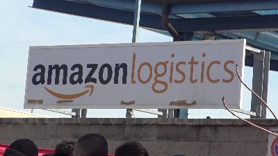 Scene from Amazon, sciopero a Milano: "Basta precariato, lavoratori non sono usa e getta"