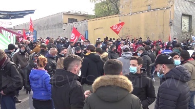 Scene from Amazon, sciopero a Milano: "Basta precariato, lavoratori non sono usa e getta"