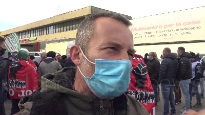 Scene from Amazon, sciopero a Milano: "Basta precariato, lavoratori non sono usa e getta"