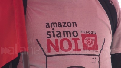 Scene from Amazon, sciopero a Milano: "Basta precariato, lavoratori non sono usa e getta"