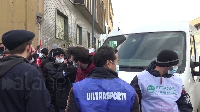 Scene from Amazon, sciopero a Milano: "Basta precariato, lavoratori non sono usa e getta"