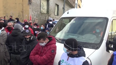 Scene from Amazon, sciopero a Milano: "Basta precariato, lavoratori non sono usa e getta"