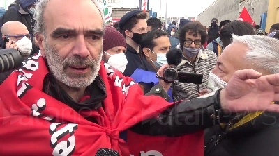 Scene from Amazon, sciopero a Milano: "Basta precariato, lavoratori non sono usa e getta"
