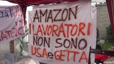 Scene from Amazon, sciopero a Milano: "Basta precariato, lavoratori non sono usa e getta"