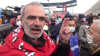 Scene from Amazon, sciopero a Milano: "Basta precariato, lavoratori non sono usa e getta"