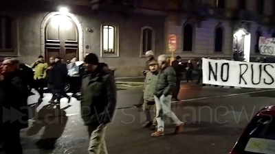 Scene from Ucraina, manifestazione pro Putin in via Boccaccio a Milano