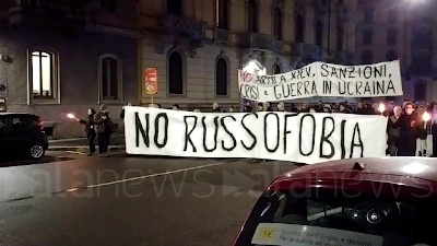 Scene from Ucraina, manifestazione pro Putin in via Boccaccio a Milano
