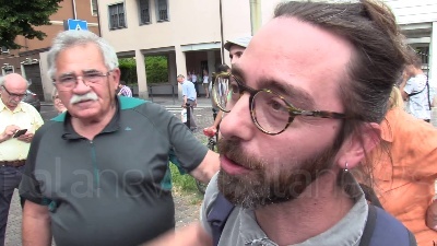 Scene from Salvini, Digos toglie canotto a manifestanti