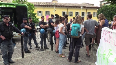 Scene from Salvini, Digos toglie canotto a manifestanti
