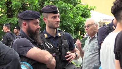 Scene from Salvini, Digos toglie canotto a manifestanti