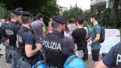Scene from Salvini, Digos toglie canotto a manifestanti