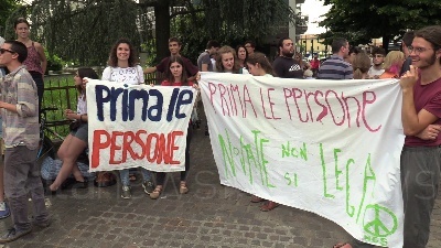 Scene from Salvini, Digos toglie canotto a manifestanti