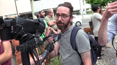 Scene from Salvini, Digos toglie canotto a manifestanti