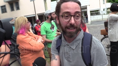 Scene from Salvini, Digos toglie canotto a manifestanti