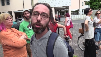 Scene from Salvini, Digos toglie canotto a manifestanti