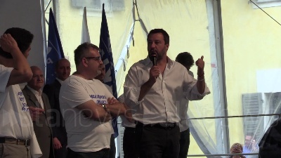 Scene from Salvini, Digos toglie canotto a manifestanti