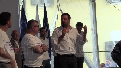 Scene from Salvini, Digos toglie canotto a manifestanti
