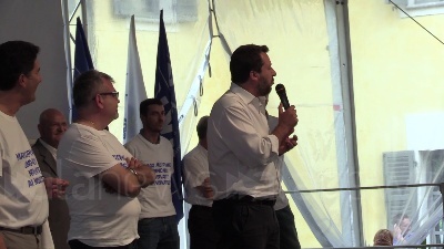 Scene from Salvini, Digos toglie canotto a manifestanti