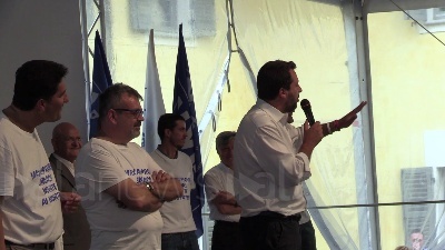 Scene from Salvini, Digos toglie canotto a manifestanti