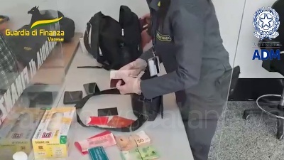 Scene from Malpensa, viaggiano con 430mila euro non dichiarati: sanzionate tre passeggere