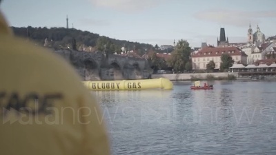 Scene from Praga, Greenpeace protesta sotto il castello del doppio vertice europeo