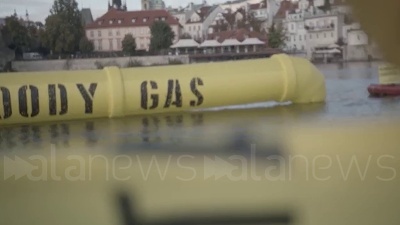 Scene from Praga, Greenpeace protesta sotto il castello del doppio vertice europeo